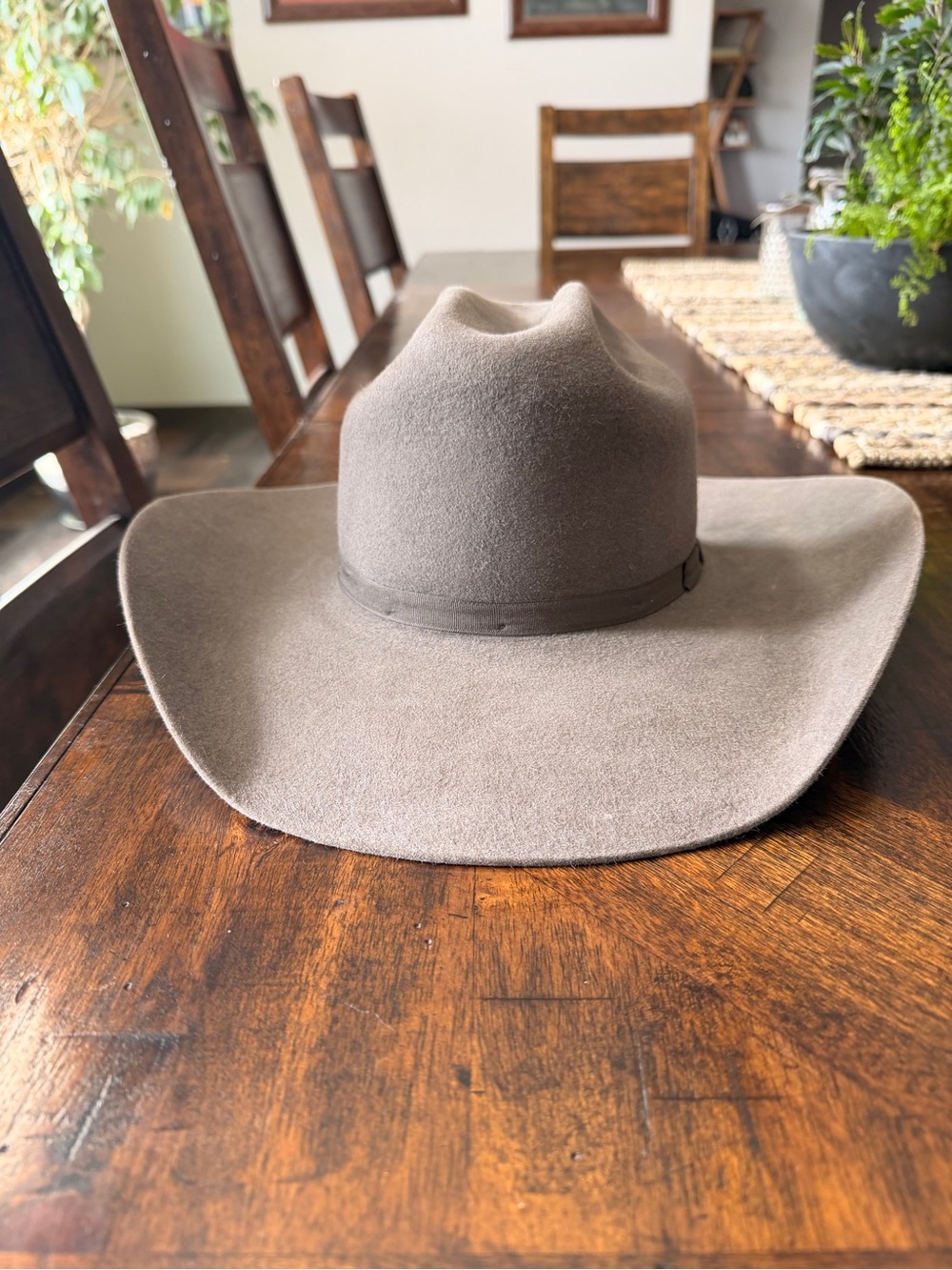 Classic Wide-Brim Felt Cowboy Hat in Charcoal